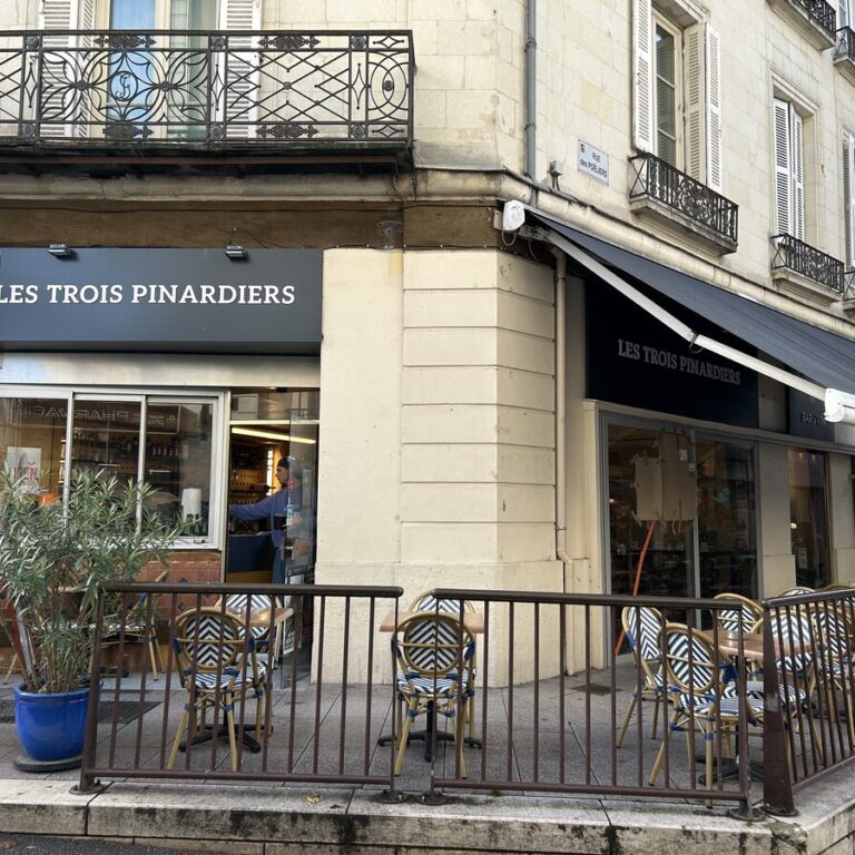 Façade du bar Les Trois Pinardiers à Angers