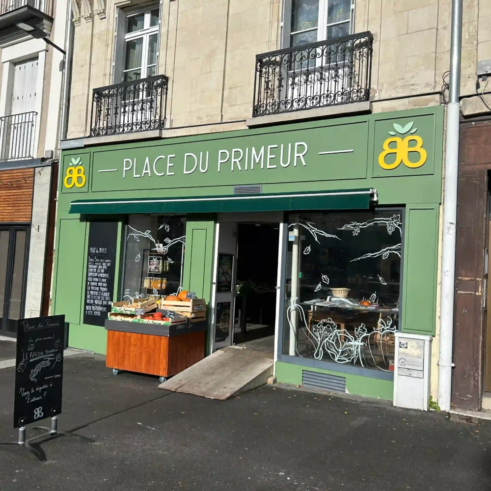 Façade d'une épicerie place du primeur à Angers