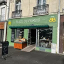 Façade d'une épicerie place du primeur à Angers