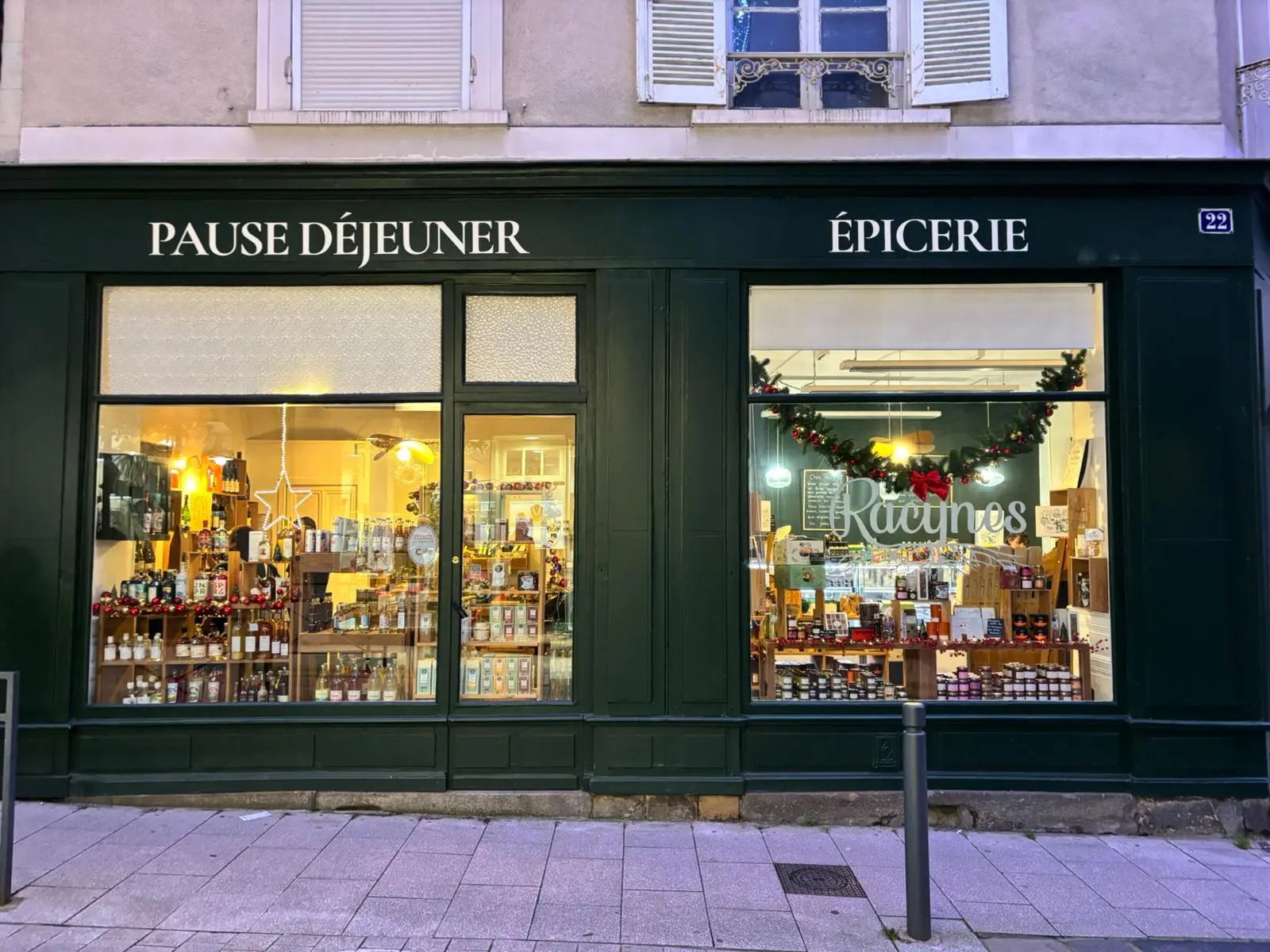 Façade de l'épicerie Racynes à Angers