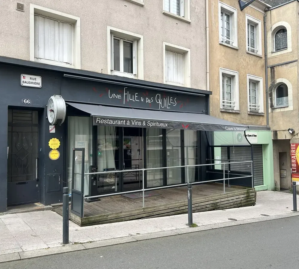Façade du bar Une Fille et des Quilles à Angers