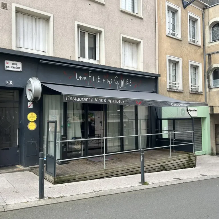 Façade du bar Une Fille et des Quilles à Angers