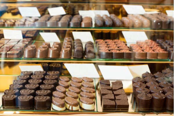 Vitrine de chocolaterie à avec assortiment de chocolats artisanaux, pralinés et ganaches