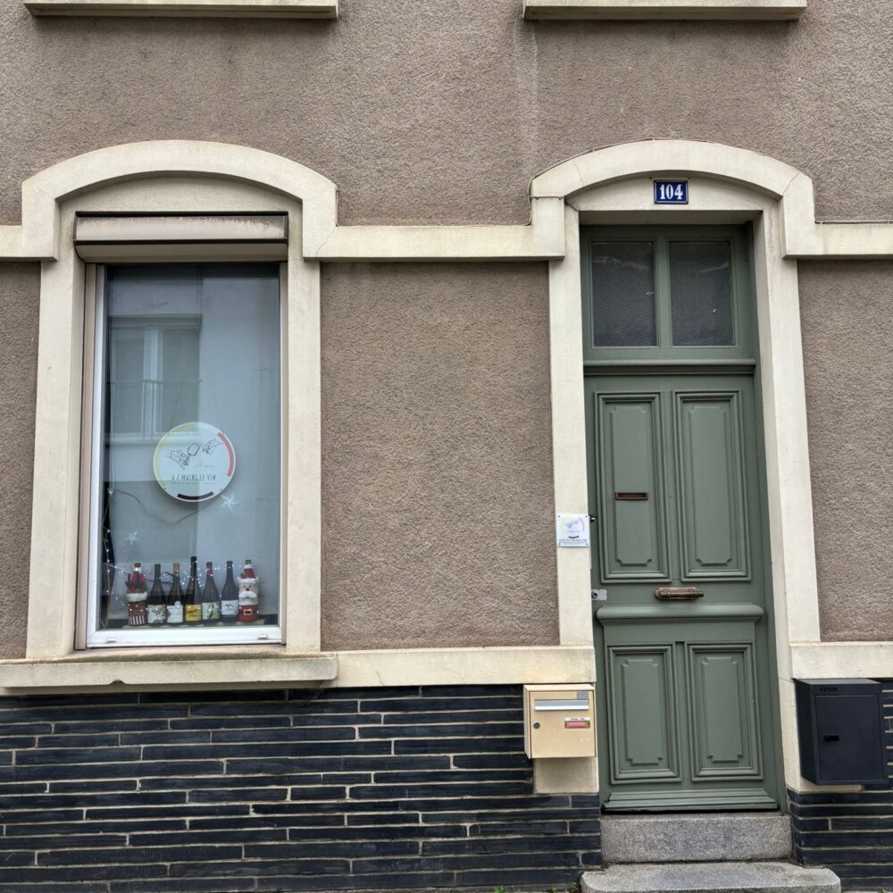 Façade caviste à 2 main le vin à Angers