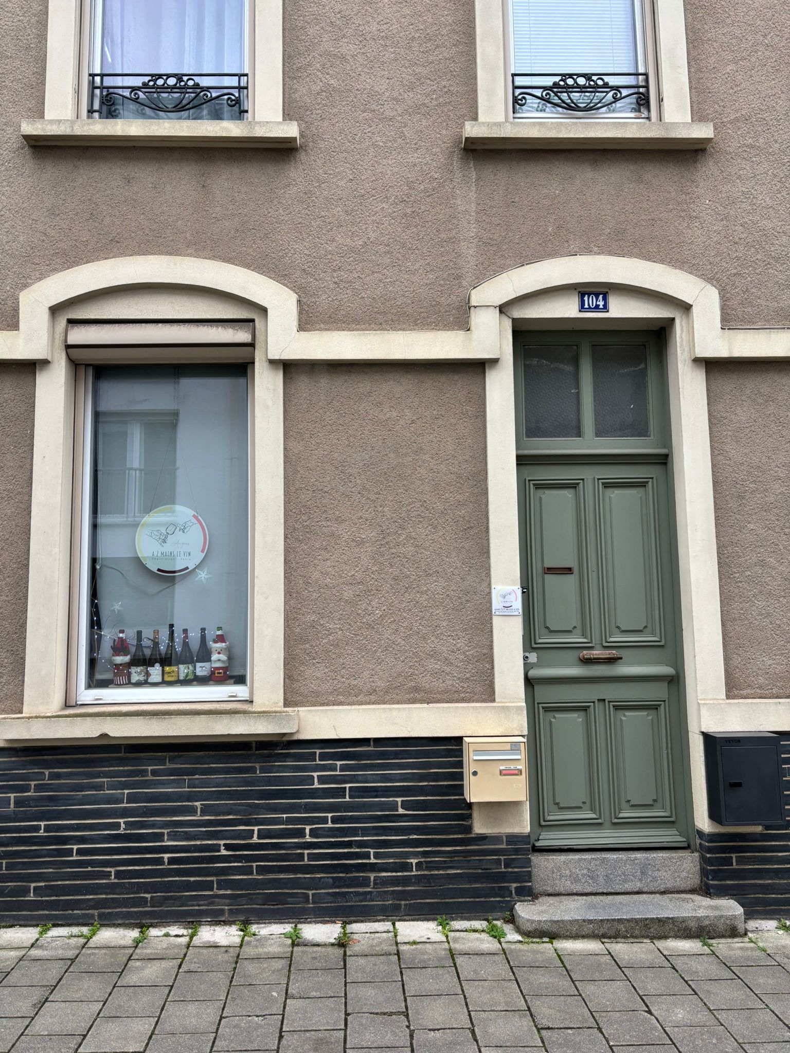 Façade caviste à 2 main le vin à Angers