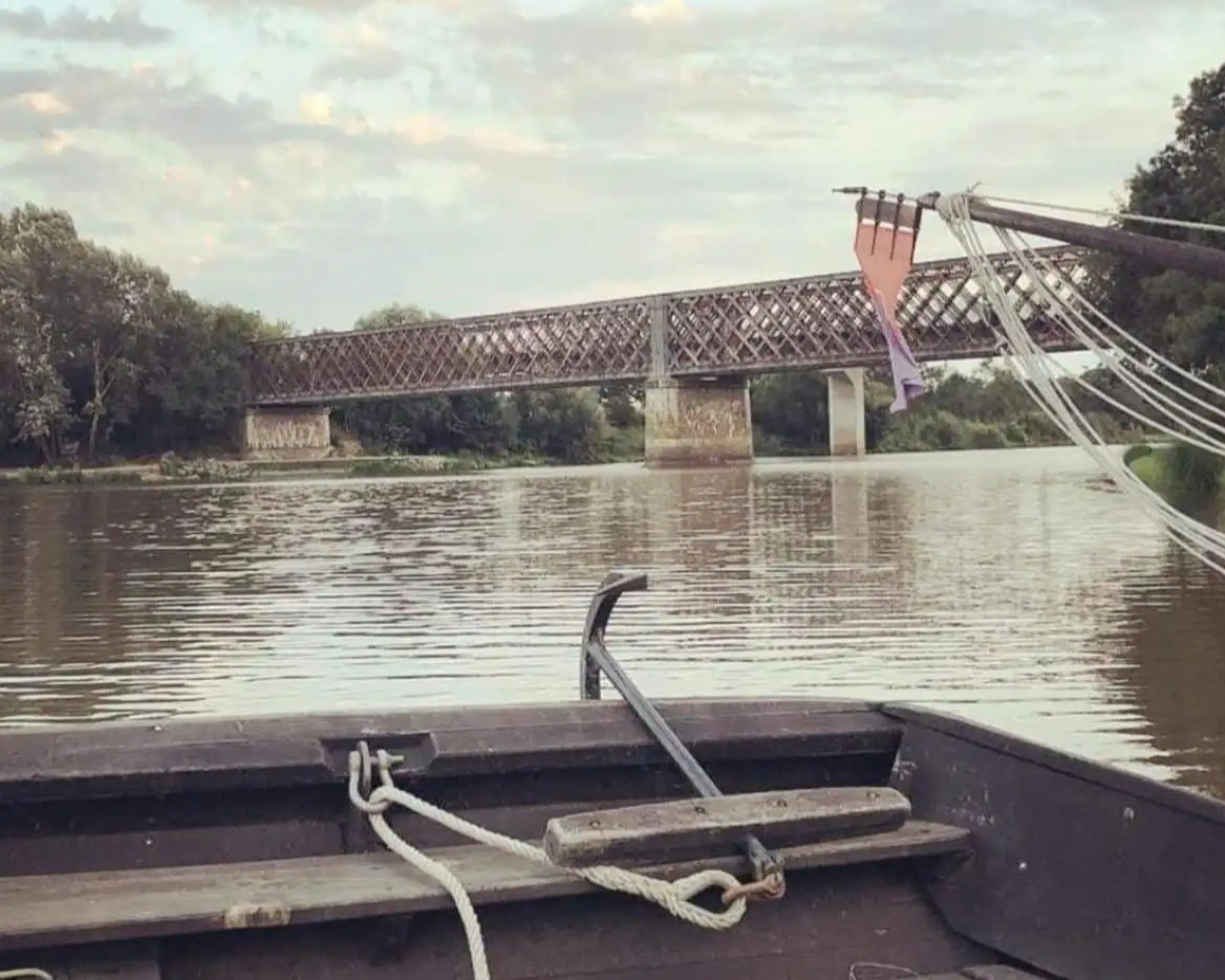 Croisière sur la Loire à Angers avec vue sur un pont depuis un bateau