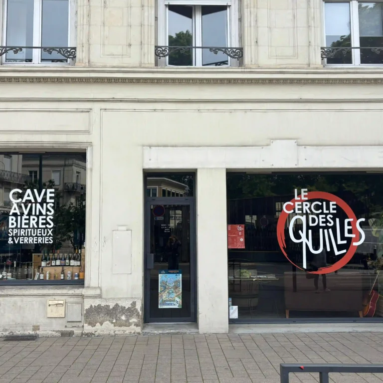Façade de la cave le cercle des quilles à Angers