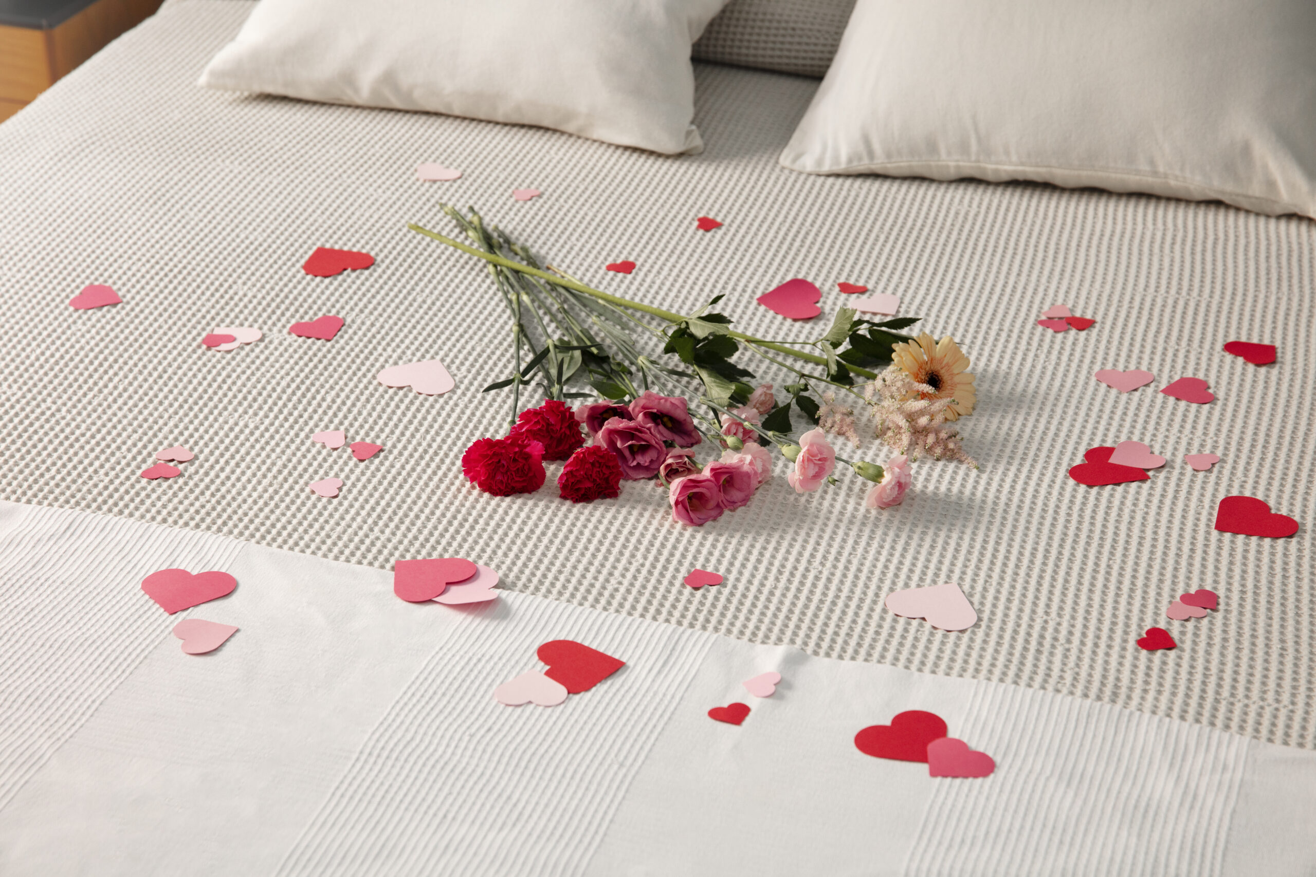 lit romantique avec pétales de rose