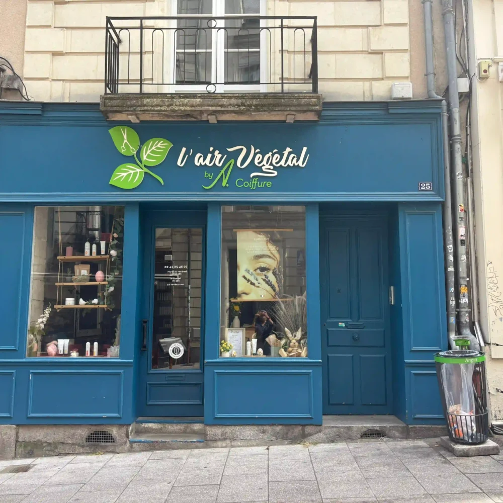 Façade du coiffeur l'Air Végétal by A. Coiffure à Angers