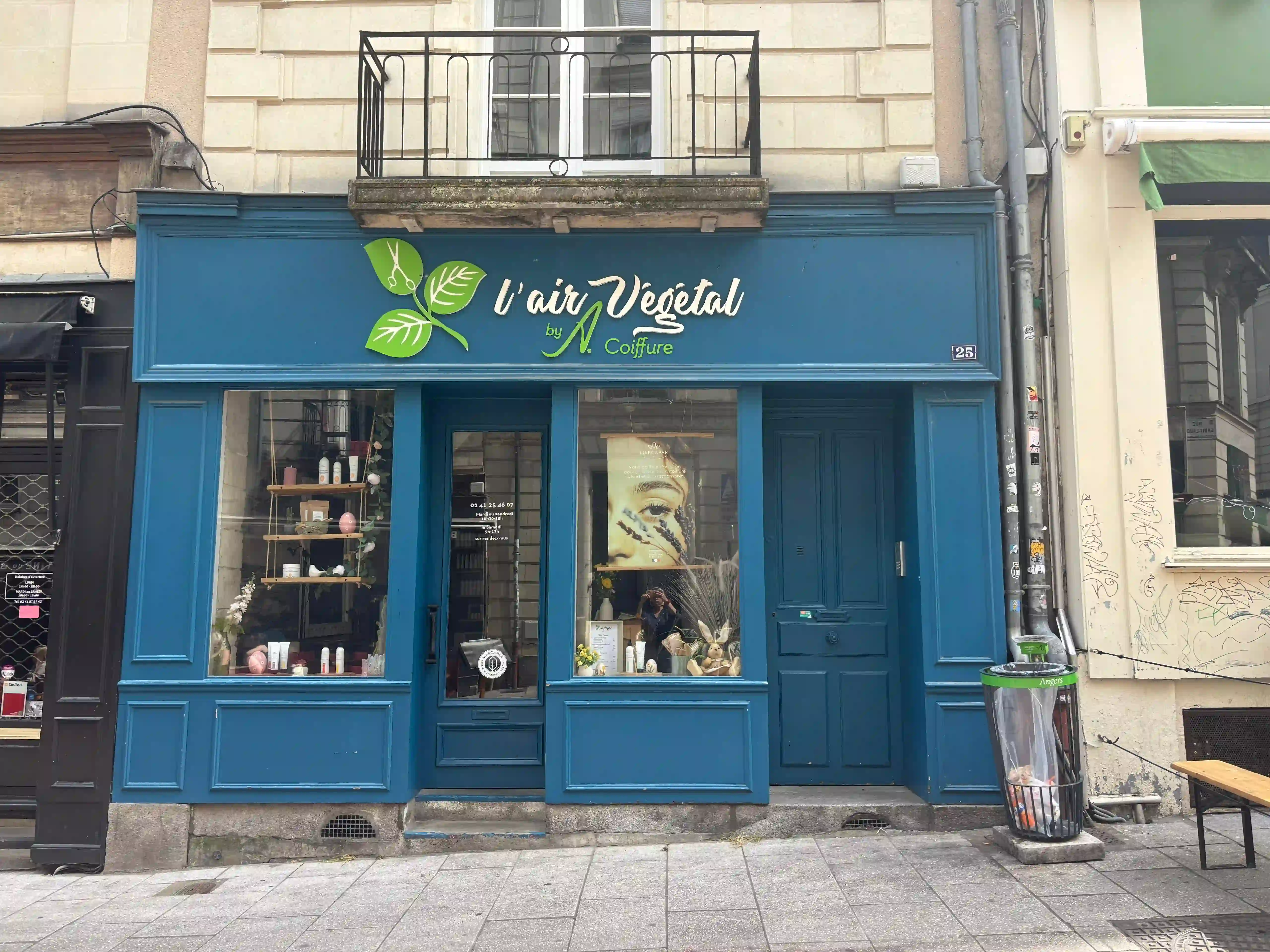 Façade du coiffeur l'Air Végétal by A. Coiffure à Angers