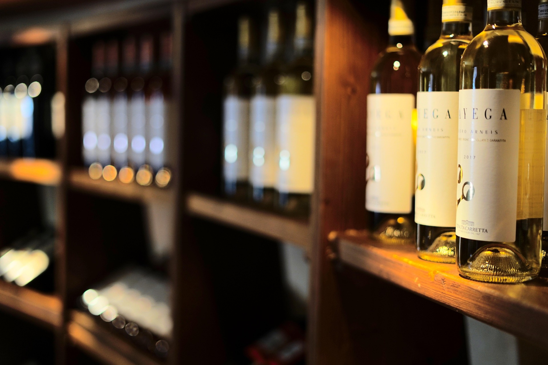 bouteilles de vins rangées dans une cave