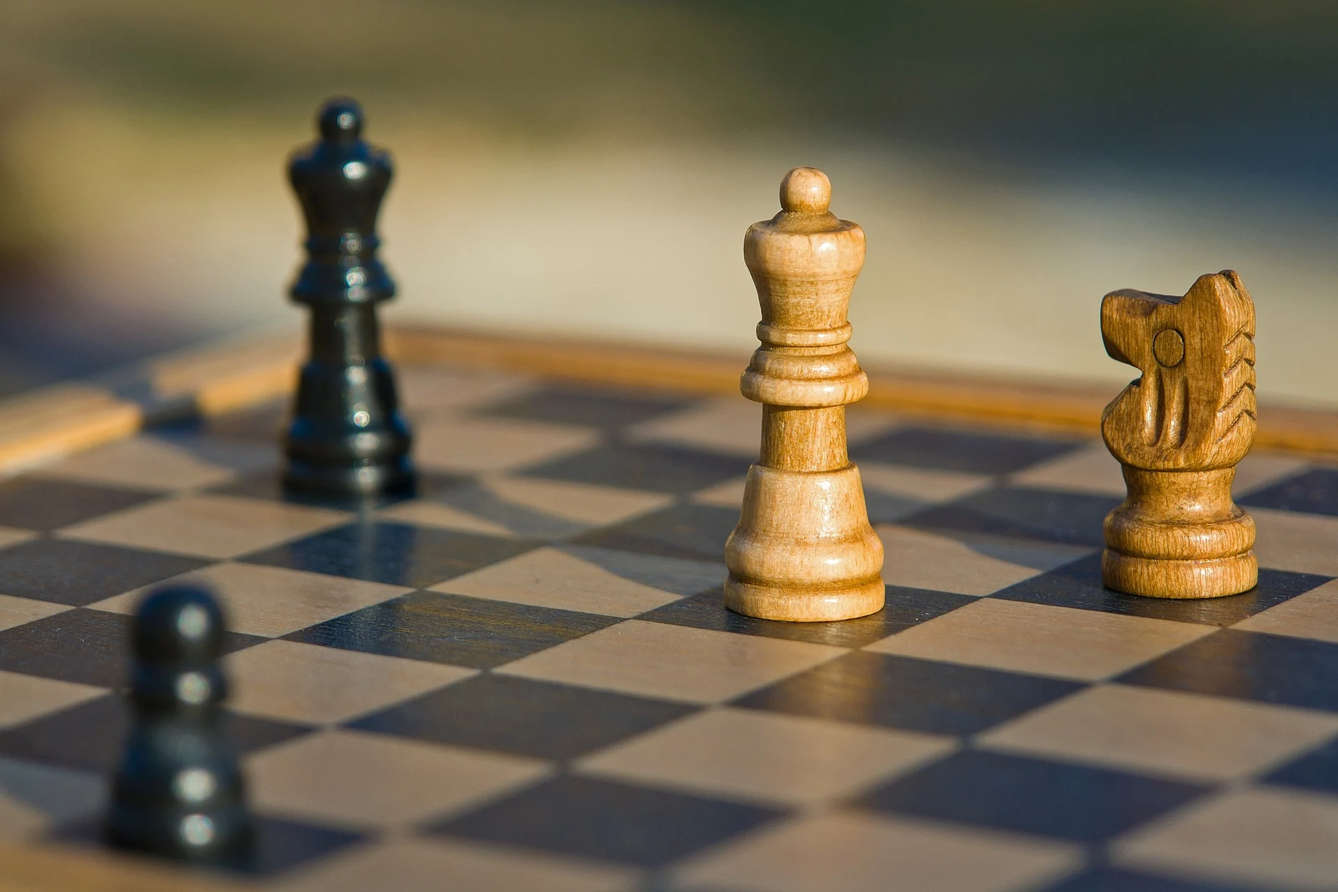 Pièces d’échecs en bois disposées sur un plateau dans un bar à jeux convivial à Angers