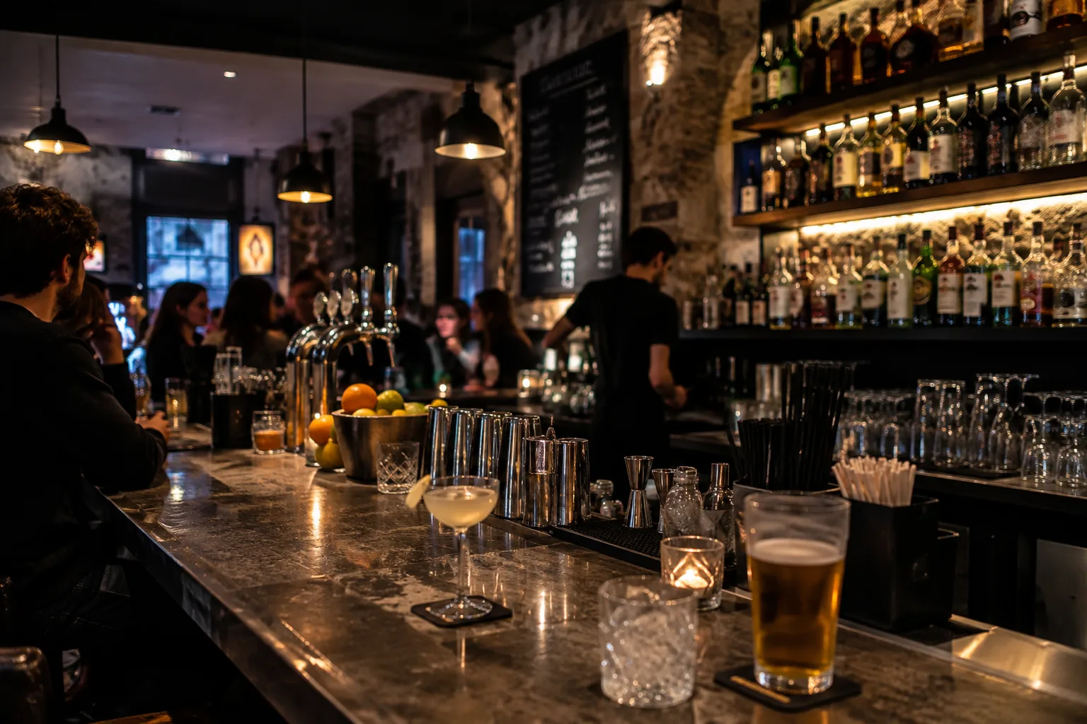 Intérieur d’un bar animé avec comptoir, cocktails et clients