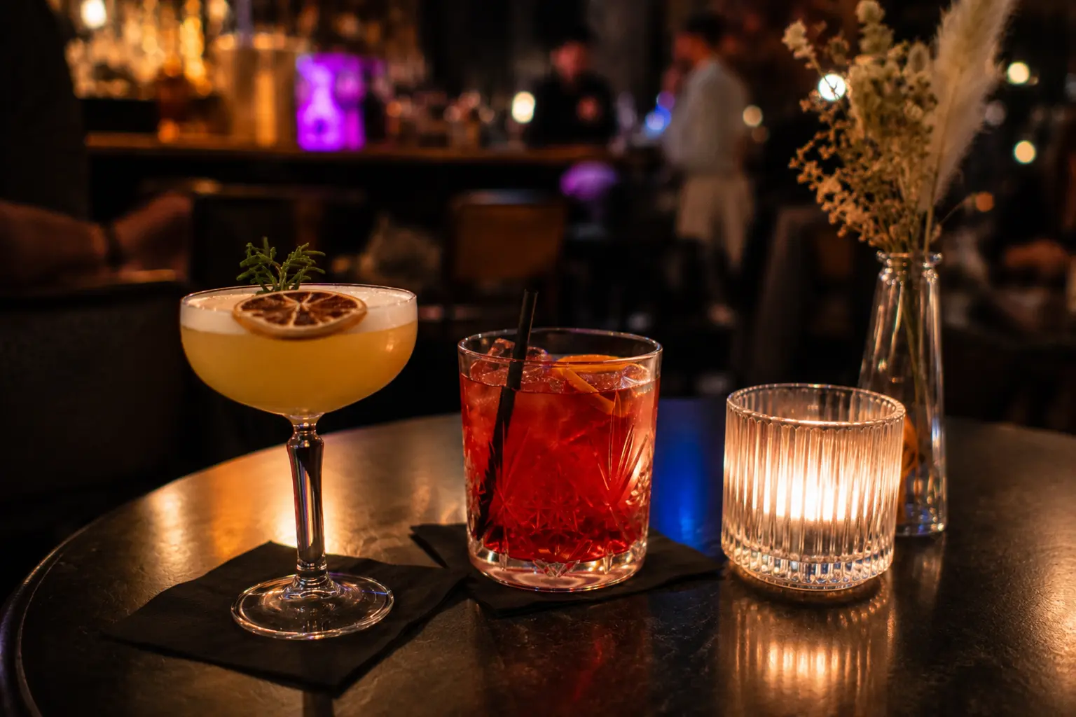 eux cocktails sur une table pour un date à Angers